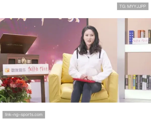 覃海洋训练完直接啃鸡腿，这自律和放纵切换得也太丝滑了